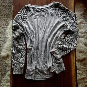 Lightweight patten sleeve sweater